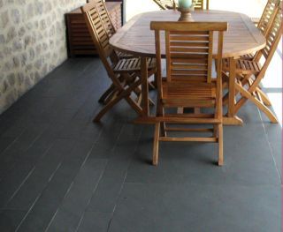 terrasse avec carreaux gris et opus en bande.